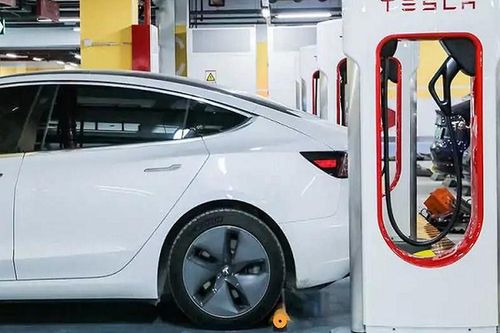 Chủ xe Tesla Model 3 'tá hỏa' khi hóa đơn sạc tới 13,9 tỷ đồng