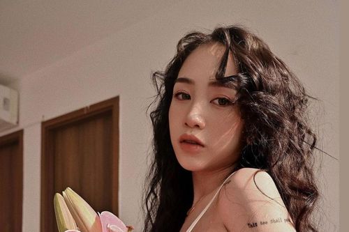 Ái nữ Minh Nhựa diện nội y, lộ bụng bầu bấp chấp vết rạn
