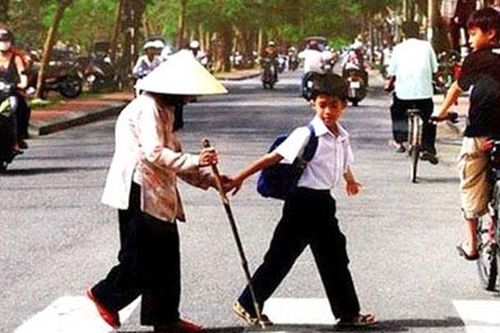 Dạy con biết giúp đỡ người khác