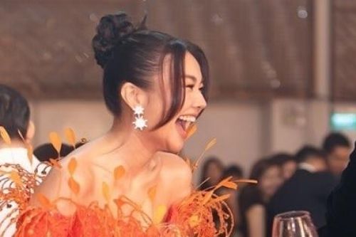 Siêu mẫu Thanh Hằng nổi bật với đầm cam rực rỡ thu hút mọi ánh nhìn