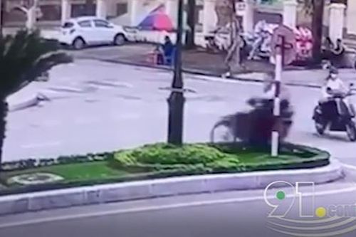 Tránh cô gái đi xe đạp điện, nam thanh niên tông vào dải phân cách
