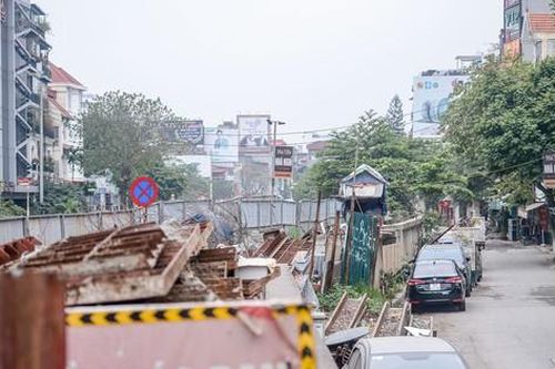 Ngổn ngang dự án mở rộng đường Âu Cơ rào chắn cả năm không thi công