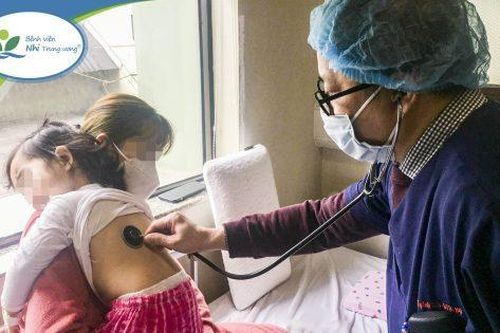 Khi nào cha mẹ cần đưa trẻ đi khám hậu COVID-19?
