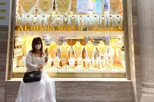 Cô gái Việt mách chiêu mua vàng 'giá hời' ở khu chợ bán vàng hàng tấn