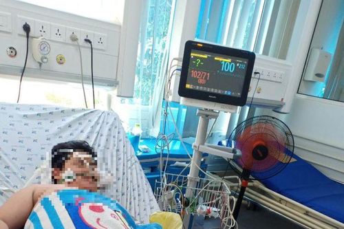 Cậu bé dư cân nguy kịch vì mắc Covid-19 kèm theo sốt xuất huyết
