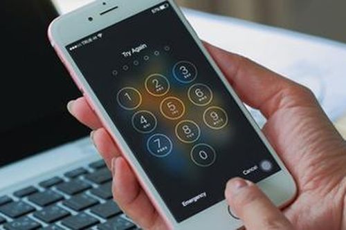 Trộm điện thoại Iphone nhưng không mở được mật khẩu...sau đó đến công an đầu thú