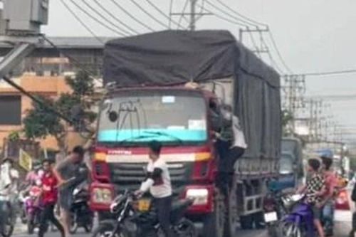 Bực tức tiếng còi xe, nhóm thanh niên bao vây, đập phá xe tải giữa đường