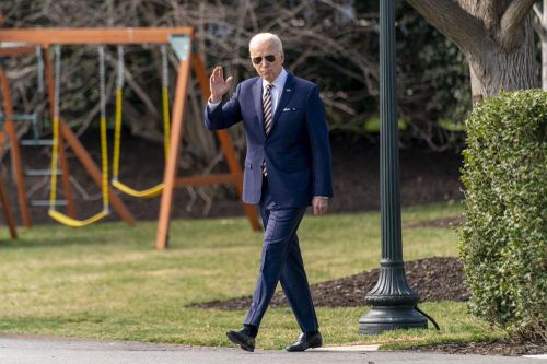 Tổng thống Mỹ Biden đối mặt thách thức mới khi giá dầu khí leo thang