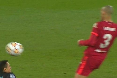 Vì sao Sanchez phải nhận thẻ đỏ ở trận gặp Liverpool?