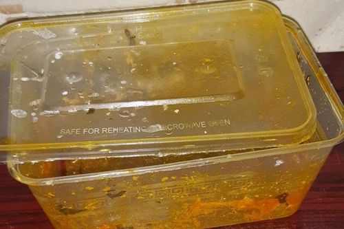 Hộp nhựa bám dầu mỡ, dùng nước rửa chén thôi chưa đủ: Thêm thứ này, chỉ 1 phút là sạch bong kin kít