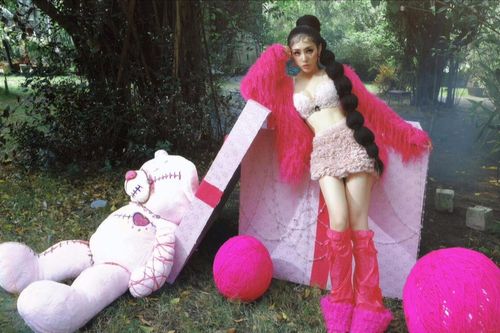 Du Uyên chào tuổi mới với hình ảnh sexy, khoe hình xăm ngầu đét, chuyện buồn tình cảm rời xa thật rồi