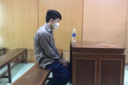 Lĩnh 2 năm tù vì tổ chức cho đồng hương ở lại Việt Nam trái phép