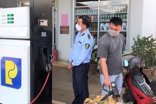 Cây xăng báo hết nhưng 'ém' 5.733 lít dầu chờ tăng giá