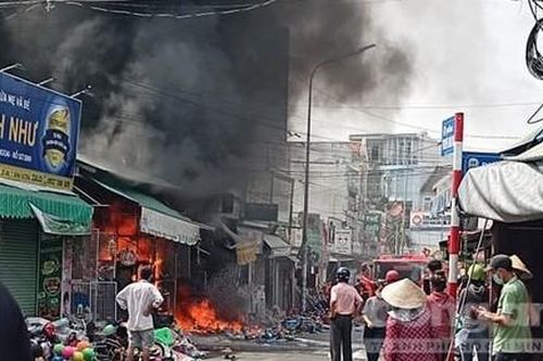 Chê đồ chơi cũ nên bé trai châm lửa đốt, lửa thiêu rụi luôn cả nhà