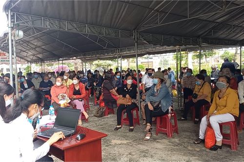 Cả trăm bị hại ngồi kín sân tòa án nghe xét xử tổng giám đốc lừa đảo ở Hậu Giang