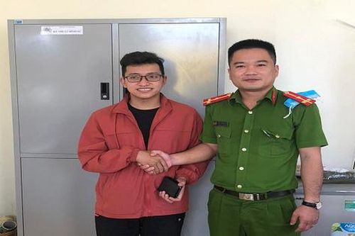 Nhặt được ví tiền trên đường đi làm, Thượng úy công an trả lại cho người đánh rơi