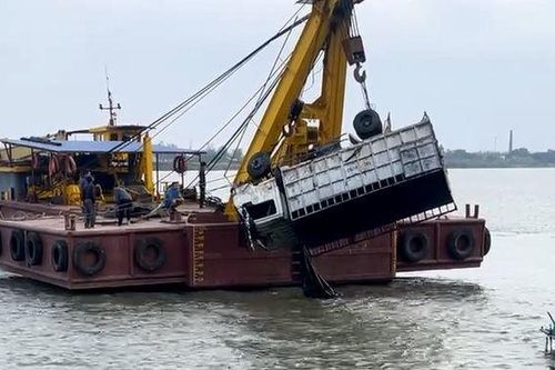 Tìm thấy thi thể phụ xe vụ ô tô trôi xuống sông khi chờ phà