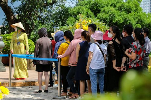 Nhân sự ngành du lịch đi buôn đất, bán cá