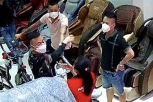 Nhóm côn đồ đánh người trong cửa hàng thể thao