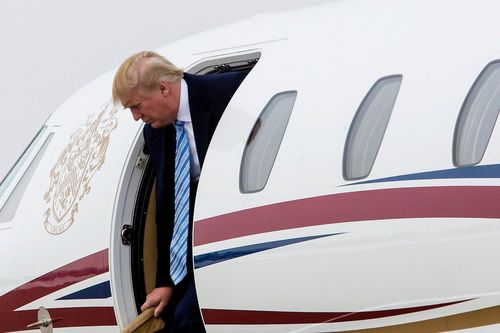 Máy bay chở ông Trump gặp sự cố