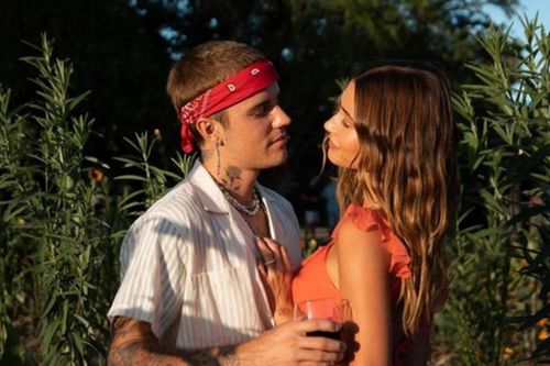 Justin Bieber thể hiện tình cảm với Hailey trên sân khấu