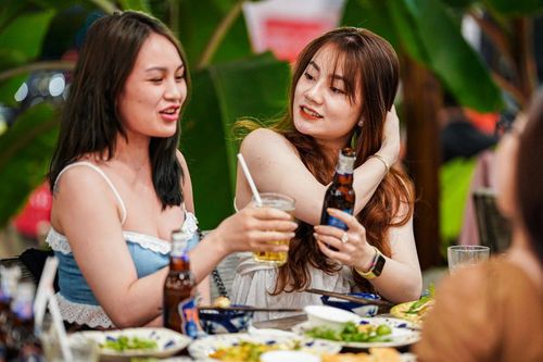 Chủ quán ở Hà Nội: 'Đồ ăn không thể tăng giá nhanh như xăng, gas'