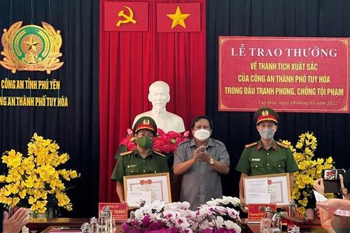 Phú Yên khen thưởng đột xuất trong công tác chống buôn lậu, gian lận thương mại và hàng giả