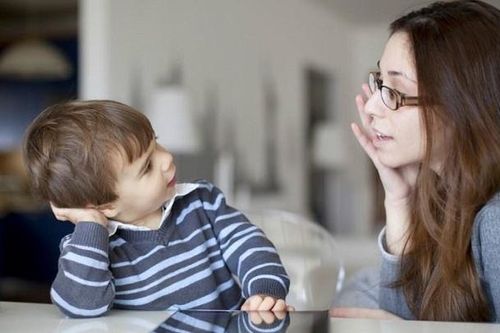 Dạy con cách giao tiếp bằng ngôn ngữ cơ thể