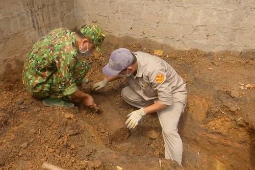 Tá hỏa phát hiện hầm bom đạn số lượng 'khủng' khi đào móng xây nhà