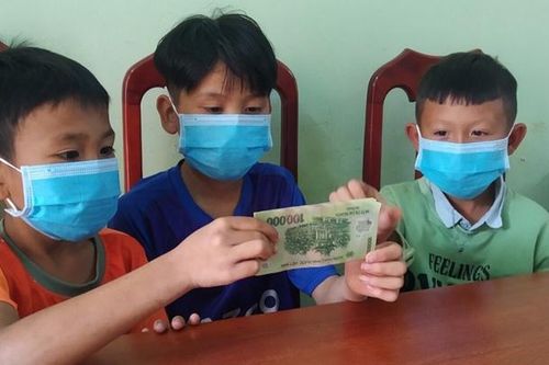 Quảng Bình: Nhặt được tiền, 3 học sinh nhờ trả lại cho người đánh rơi