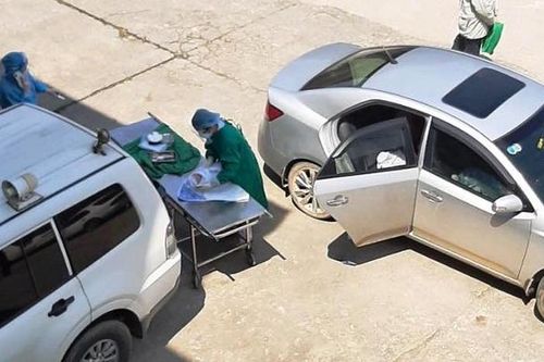 Sản phụ 'đẻ rơi' bé gái 2,8kg trên xe taxi