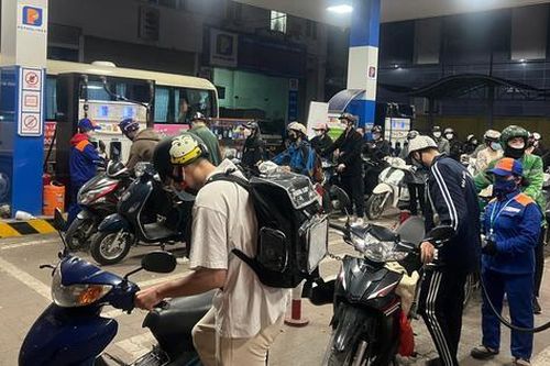 Người Hà Nội 'đua nhau' đi mua xăng trong đêm