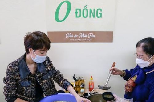 Ấm áp nhà ăn chay 0 đồng phục vụ hàng trăm suất cho mọi người ở Hà Nội