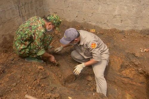 Phát hiện hầm bom, đạn 'khủng' dưới nền nhà dân