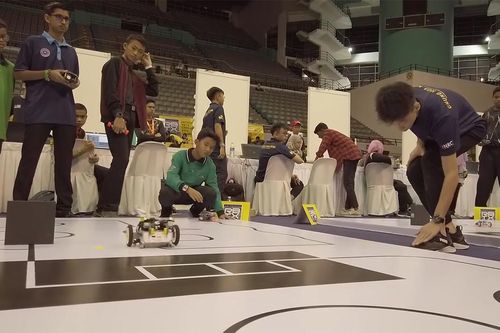 Học sinh 9 tuổi trường của Elon Musk: Chế tạo robot, đấu AI, thảo luận hạt nhân