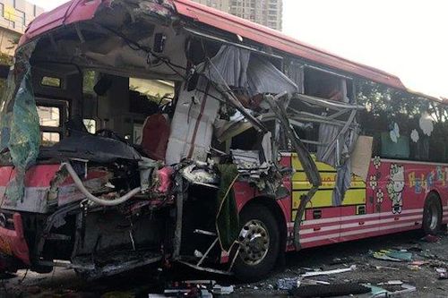 TP.HCM: Xe khách biến dạng sau tai nạn với xe bồn, ùn tắc kéo dài