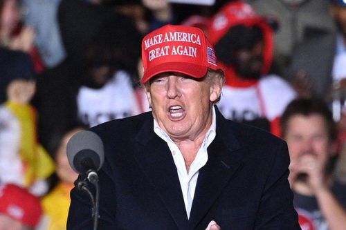 Máy bay chở cựu Tổng thống Mỹ Donald Trump hạ cánh khẩn cấp