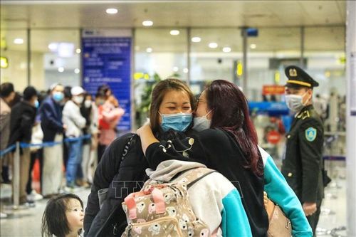 Chuyến bay thứ hai đưa người Việt ở Ukraine về nước: Những cái ôm chặt và nước mắt đoàn tụ