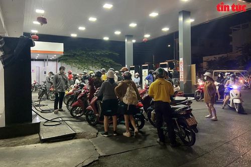 Người dân đổ xô xếp hàng đổ xăng lúc nửa đêm trước thông tin ngày mai xăng tăng giá