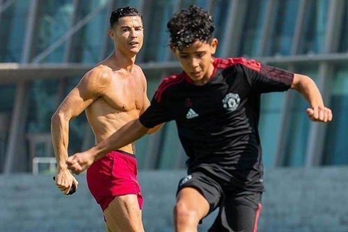 Con trai Ronaldo hút mạng xã hội như bố