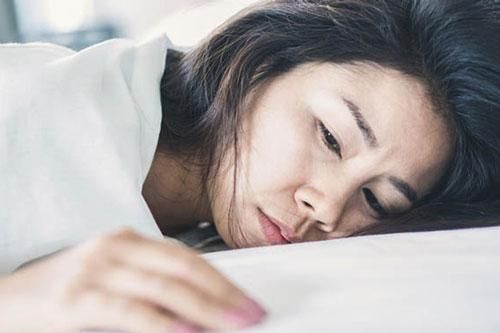Thấy tôi được mẹ chồng cơm bưng nước rót, em chồng căm hận gửi tặng 1 cái nạng và loan tin thất thiệt về tôi cho cả họ hàng