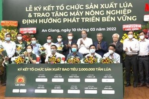 Tập đoàn Lộc Trời ký kết tổ chức sản xuất 2 triệu tấn lúa và trao 123 máy nông nghiệp tặng các hợp tác xã