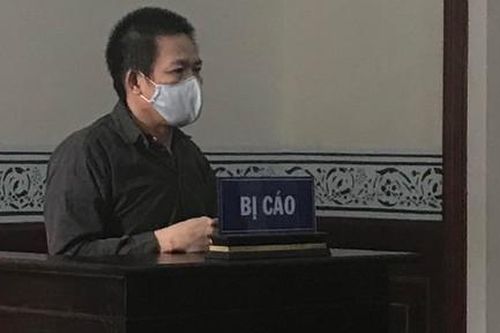 Dùng búa đánh vào đầu nhạc công vì mâu thuẫn đang hát thì... đổi tông