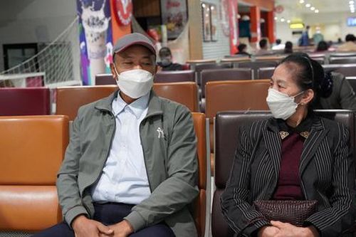 Người mẹ ngóng con, ám ảnh cuộc gọi 'mẹ ơi bom đạn lại trút xuống rồi'