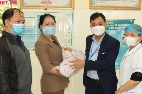 Xót xa bé trai 1 tháng tuổi ở Hải Dương bị bỏ rơi ven đường cùng mảnh giấy nhờ người nuôi giúp