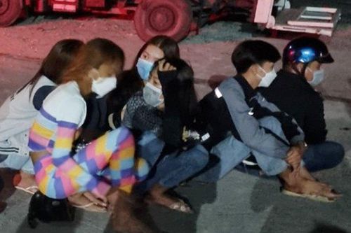 Nhiều người cổ vũ và đua xe trái phép ở Kiên Giang