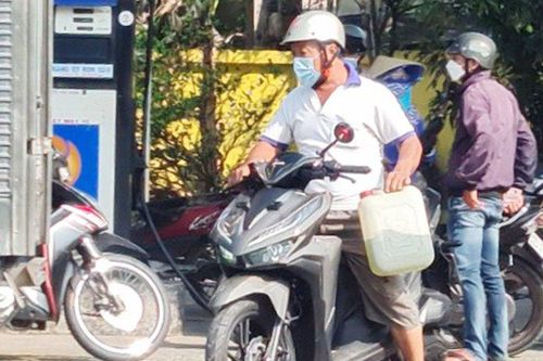 Nhiều người ở miền Tây dùng can nhựa mua xăng