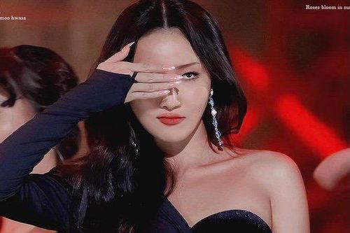 Hwasa: 'Tôi bị chê nhân cách vì mặc đồ hở'