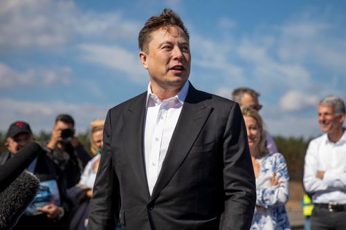 Tesla cho người Ukraine sạc xe điện miễn phí