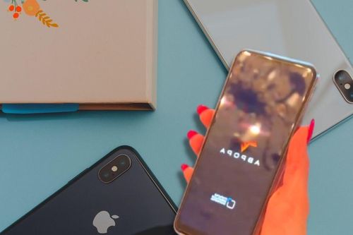 Cựu gián điệp khuyên người Nga thay iPhone bằng điện thoại nội địa